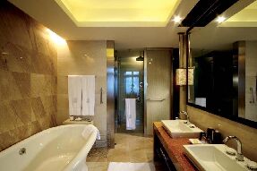 白色经典浴缸装饰靓丽的浴室