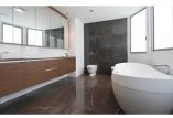 一间浴室设计 不同天然石材应用
