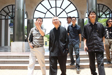 靳埭强先生在张明主任等陪同下参观福州大学厦门工艺美术学院校园