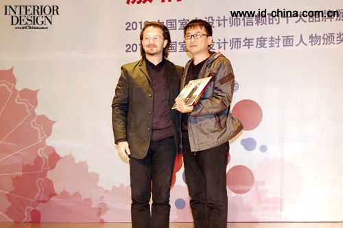 美国建筑师Michele Saee为刘世尧颁奖。