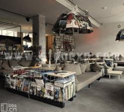 用书装点的酒店Michelberger