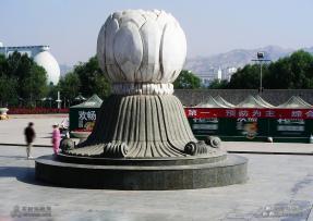 广场石材雕塑，含苞待放的花