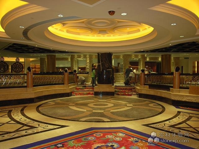 永利酒店室内地面设计欣赏 马赛克条纹黑灰棕的经典结合