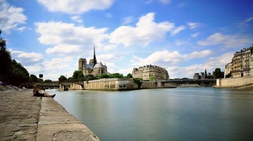 圣路易岛(Île Saint-Louis)为巴黎塞纳河上的小岛，位于巴黎的中心。