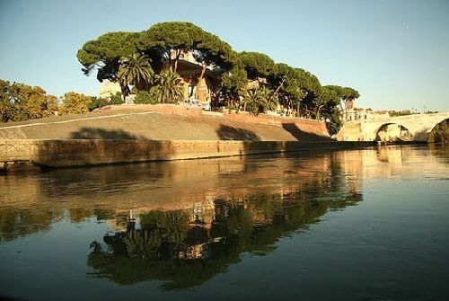 Isola Tiberina，中文译为“台伯岛”，是意大利的罗马市内台伯河弯曲处的一个船形河中小岛