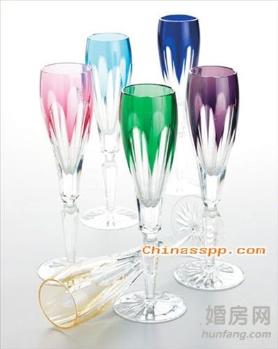 多彩红酒杯具 浪漫情人节增添居家别样情怀(图)