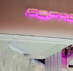 拉斯维加斯Fornarina服装店室内展示设计