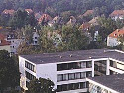 建筑风格：现代主义建筑风格