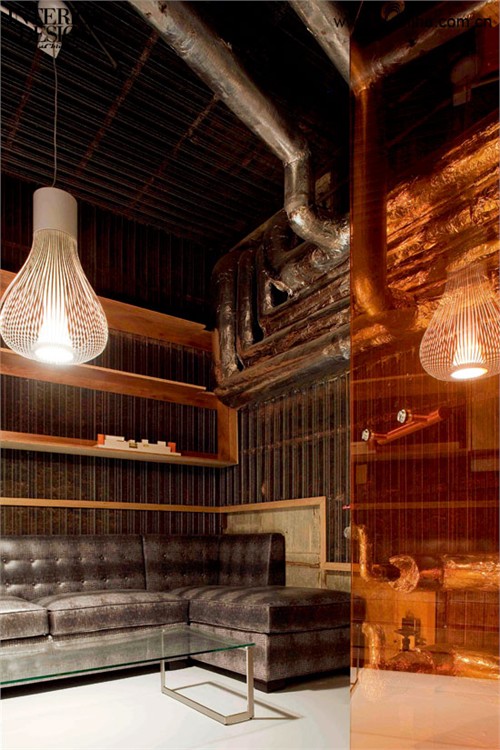 沙发休息区，设计师选用了仿古镂空的流线型吊灯。