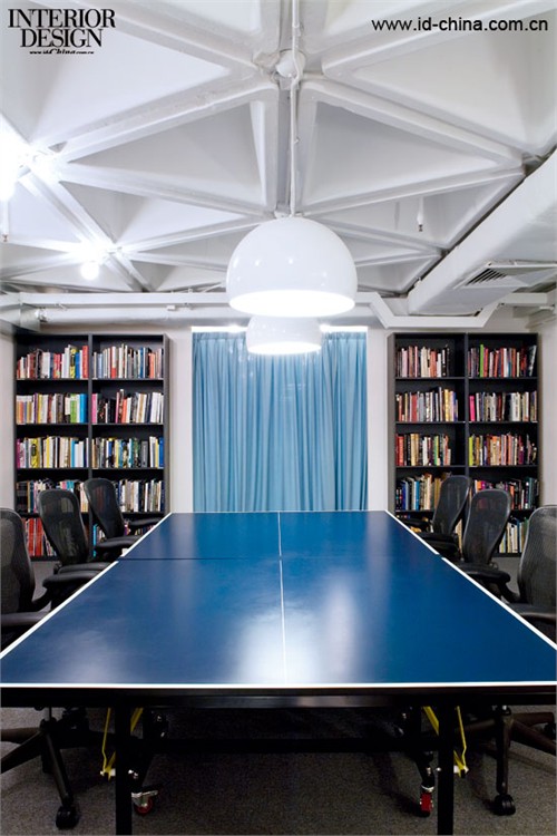 会议室。设计师巧妙地用乒乓球台面代替了普通的会议桌。