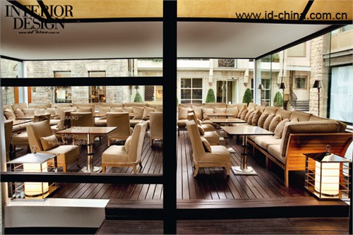 Gallery Hotel Art内的餐厅，面向佛罗伦萨安静的街道。