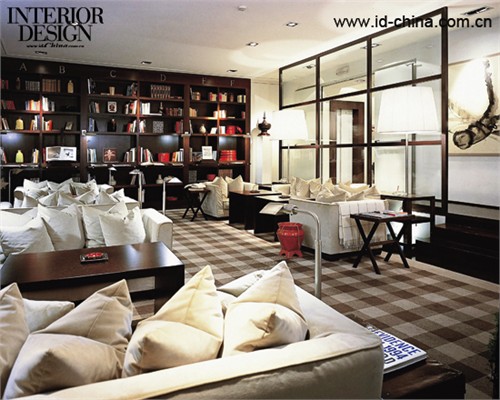 Gallery Hotel Art内气氛清雅的书吧。
