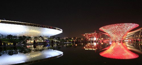 6月2日,上海世博中国馆、世博文化中心以及世博轴夜景。