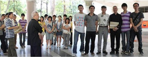 靳埭强先生回答学生的问题和工作人员合影