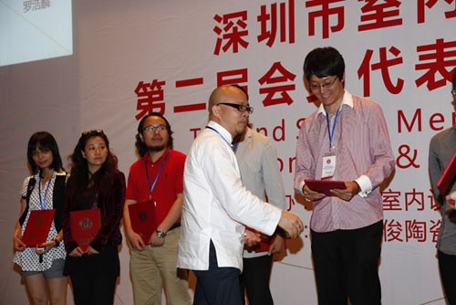 深圳市室内设计师协会第二届理事会2010—2011当值会长杨邦胜为“2009年度优秀室内设计师”颁奖