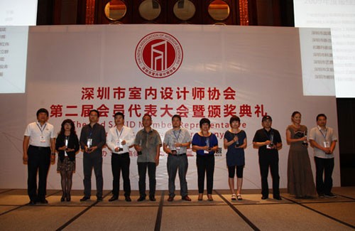 天津美术学院设计学院副院长彭军教授为“2009年度最佳室内设计师”获得者颁奖