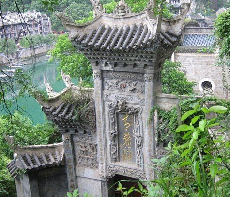 两岸绝壁起烟云，楼阁高挂青龙腾