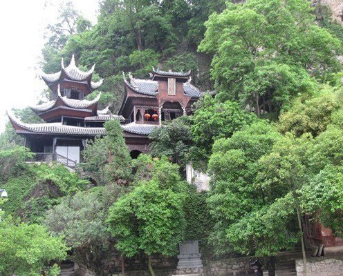 青龙洞悬崖绝壁上的楼宇亭阁