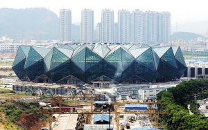 正在建设中的大运中心主体育场。