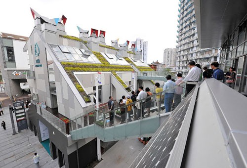 游客在世博园“伦敦零碳馆”参观(6月4日摄)。