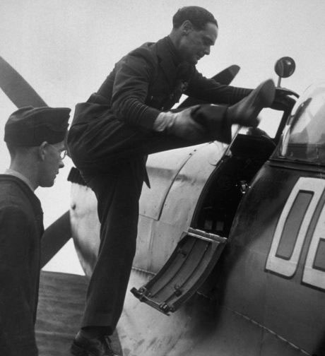英国皇家空军英雄道格拉斯·巴德尔,他在一次飞行事故中失去双腿,他原本已退出英国皇家空军,但在不列颠空战时又重新加入,亲自驾驶飞机,指挥战斗