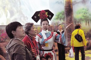 吉林馆现满族服装志愿者 主题馆形似“折纸”1