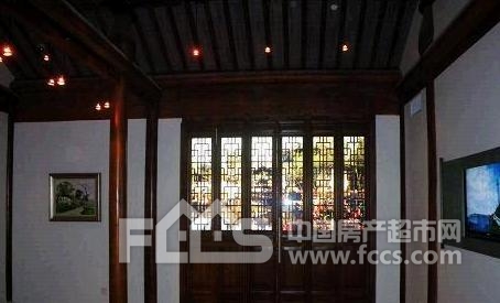 二楼墙上挂着的卷轴画实为LED显示屏 