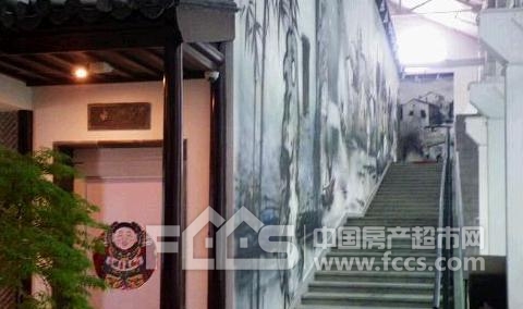 古桥与大幅水墨画