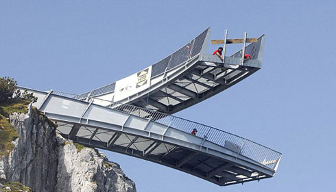 德南部千米高悬崖上建成一座悬空观赏塔3