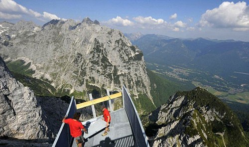 德南部千米高悬崖上建成一座悬空观赏塔4