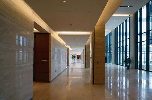 图3:充满现代气息的走廊