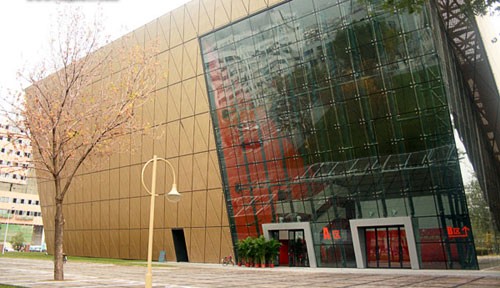 天津大学新体育馆方正的造型金色的幕墙新颖独特