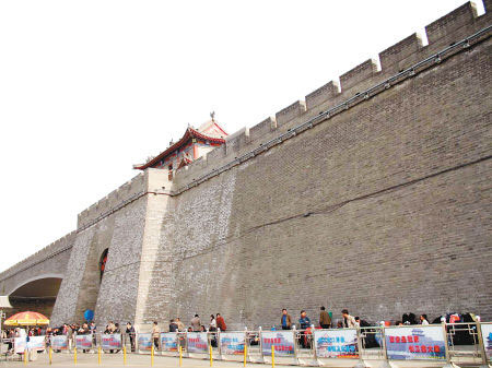 雄伟的西安古城墙。