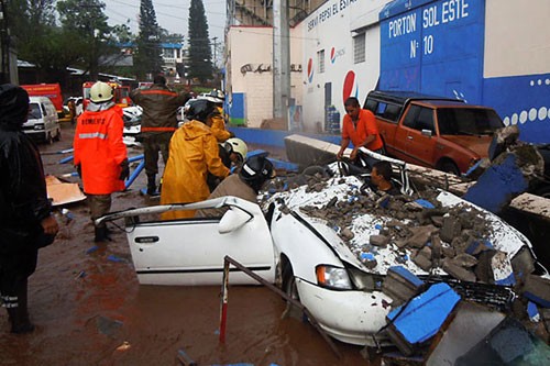 洪都拉斯国家足球场看台倒塌造成多人死伤3