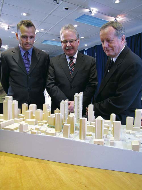 （左起）斯托瓦尔、哈博特尔、建筑师汉考克（Jim Hancock）对建筑计划充满信心。
