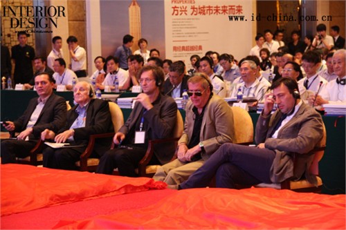 投标的五位建筑师事务所代表:(左起)zaha hadid事务所Patrik Schumacher、汉斯•霍莱茵、保罗•安德鲁事务所合伙人、蓝天组沃尔夫•D•普瑞克斯、马可
