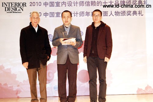 美国南加州建筑学院院长Eric Owen Mo、清华大学环艺系主任苏丹为封面人物赵虹颁奖。 