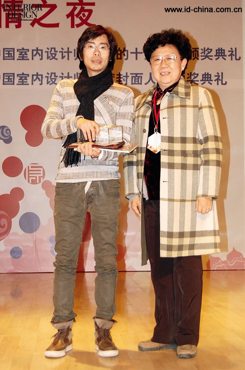 CIID副会长李宁为谢智明颁奖。 